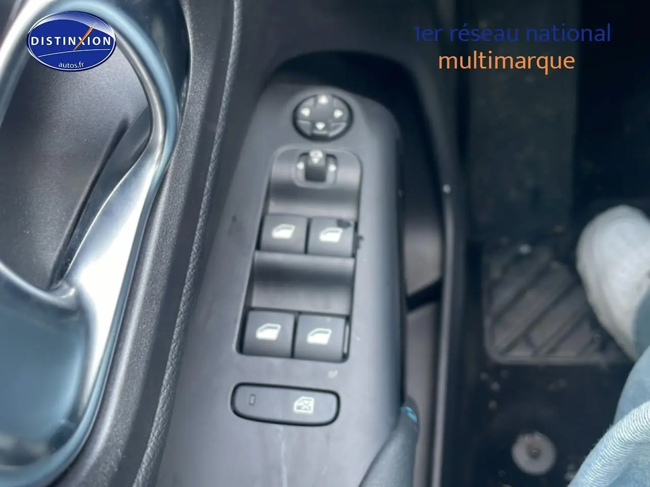 Vue rapprochée des commandes de lève-vitres côté conducteur du Citroën C5 Aircross noir 2025.