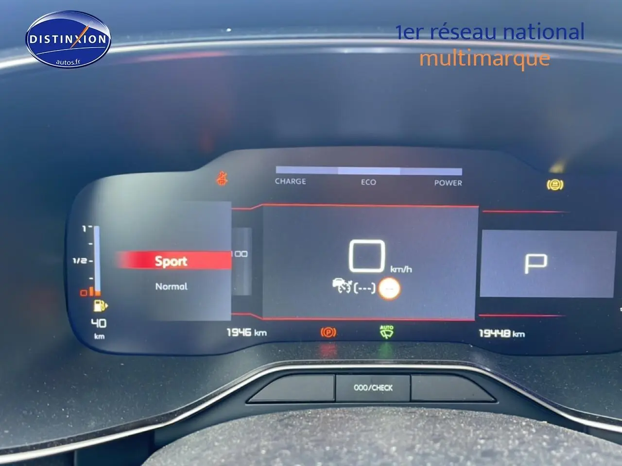 Tableau de bord numérique du Citroën C5 Aircross hybride noir, affichant mode Sport et vitesse 0 km/h.