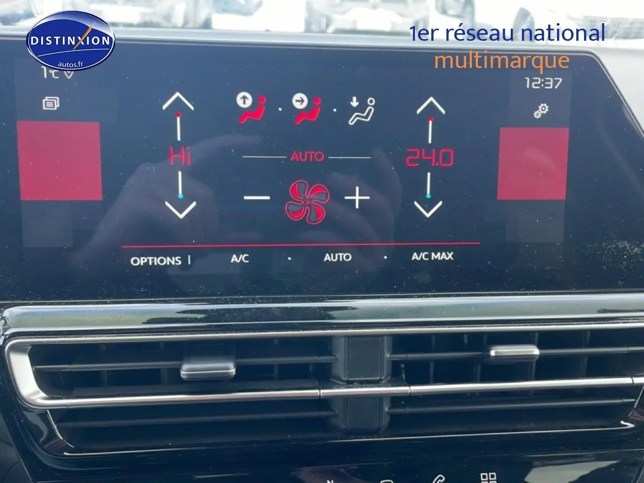 Écran tactile de climatisation avec commandes digitales sur tableau de bord noir du Citroën C5 Aircross 2025.