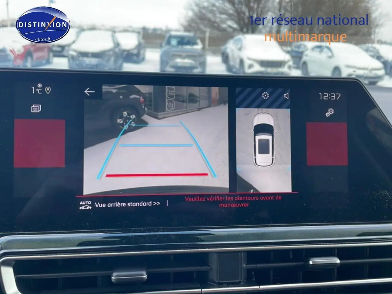 Écran tactile de la Citroën C5 Aircross noir montrant la caméra de recul et l'aide au stationnement en vue arrière.