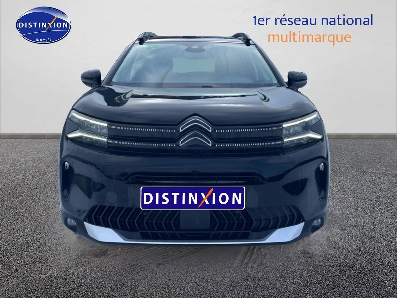Vue frontale d'un Citroën C5 Aircross noir avec phares LED et calandre distinctive sur fond clair.