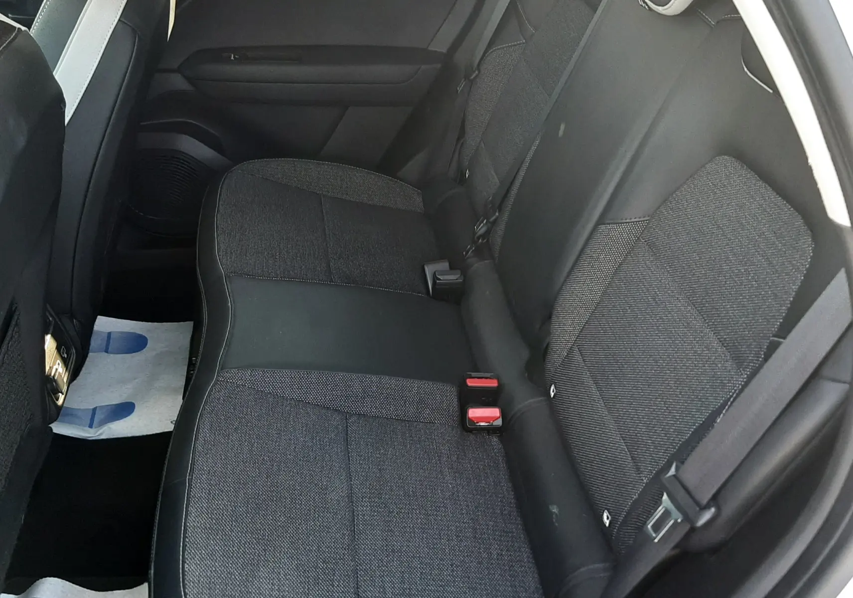 Vue intérieure côté droit des sièges arrière en tissu noir et gris du Renault Captur E-Tech 145ch Intens 2022 blanc nacré.