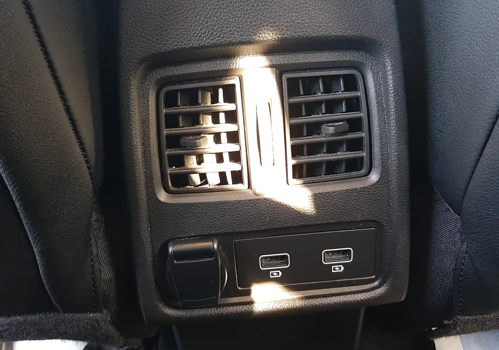 Vue rapprochée des aérateurs arrière et des ports USB du Renault Captur E-Tech 145ch Intens 2022, intérieur noir.