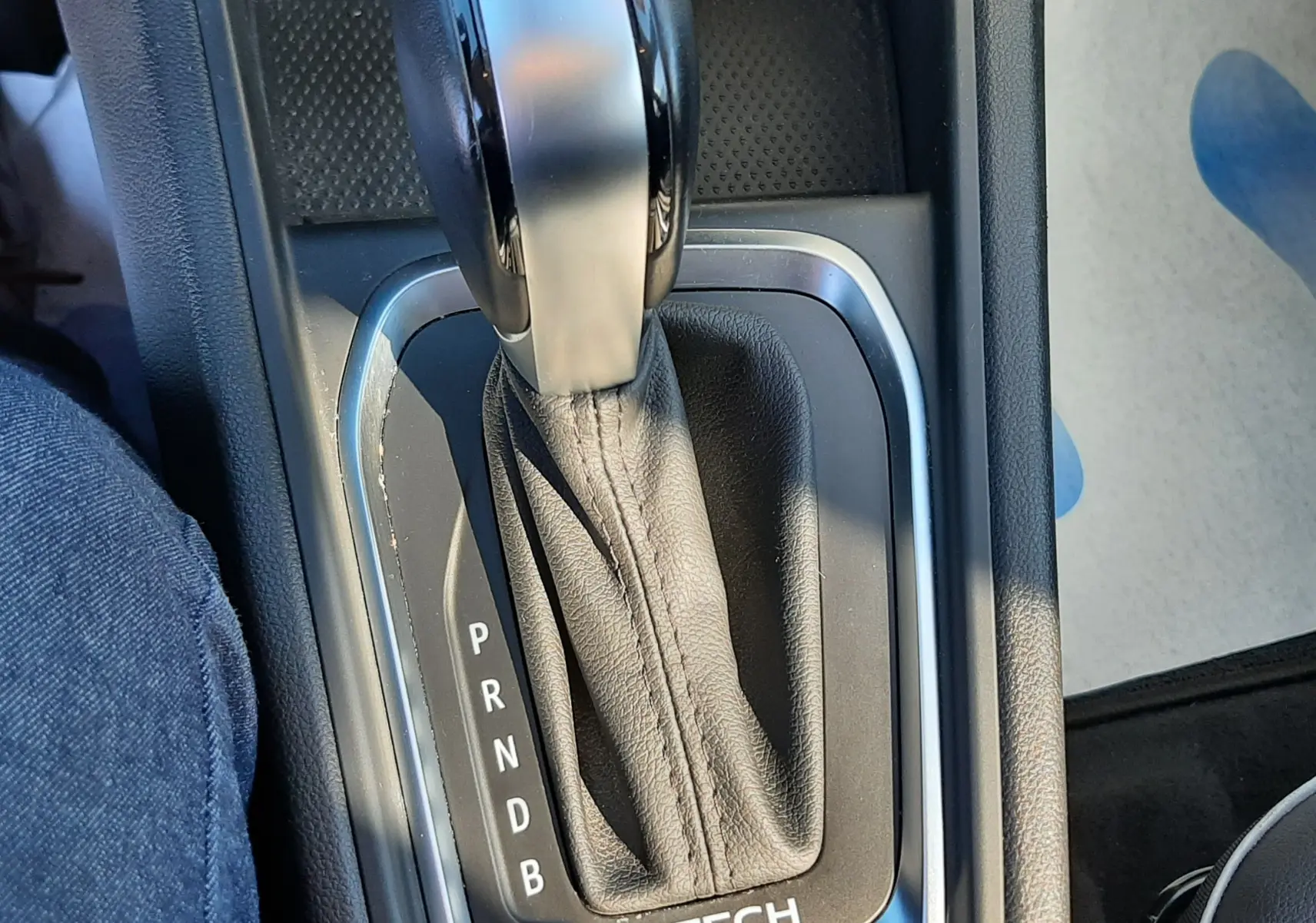 Vue rapprochée du levier de vitesses automatique noir et argenté du Renault Captur E-Tech 145ch Intens 2022.