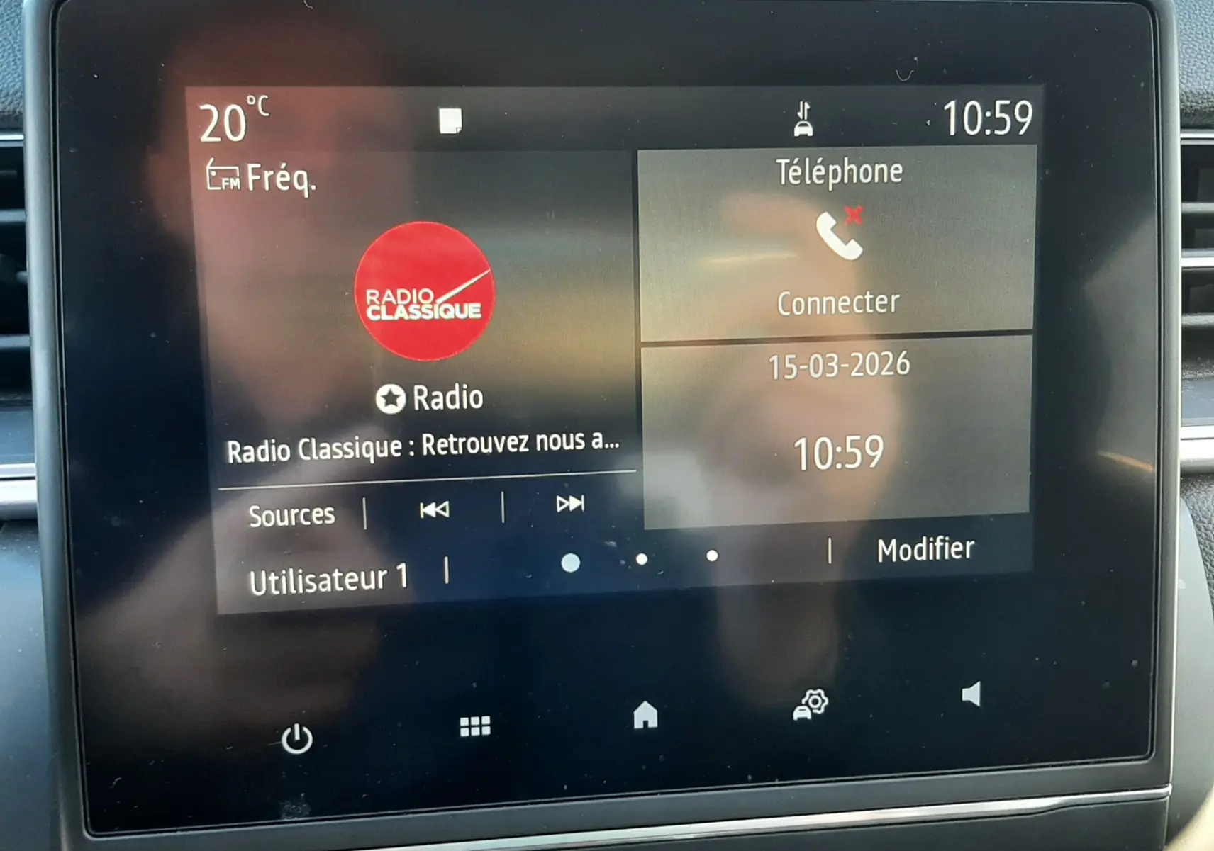 Écran tactile central du Renault Captur E-Tech 145ch Intens 2022 affichant radio et téléphone, intérieur noir.