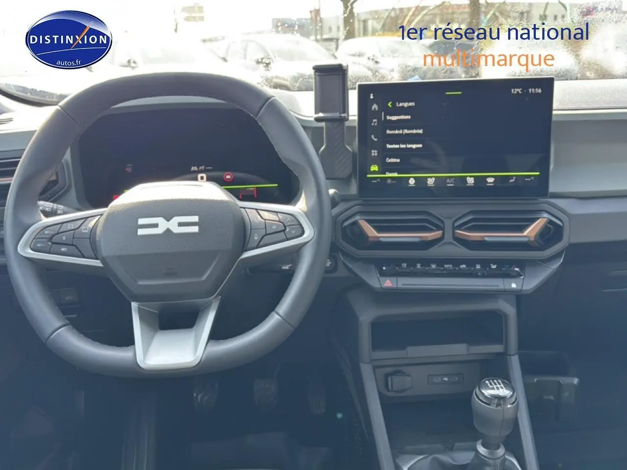 Vue intérieure centrée sur le volant multifonction et l'écran tactile du tableau de bord du Dacia Bigster 2026.