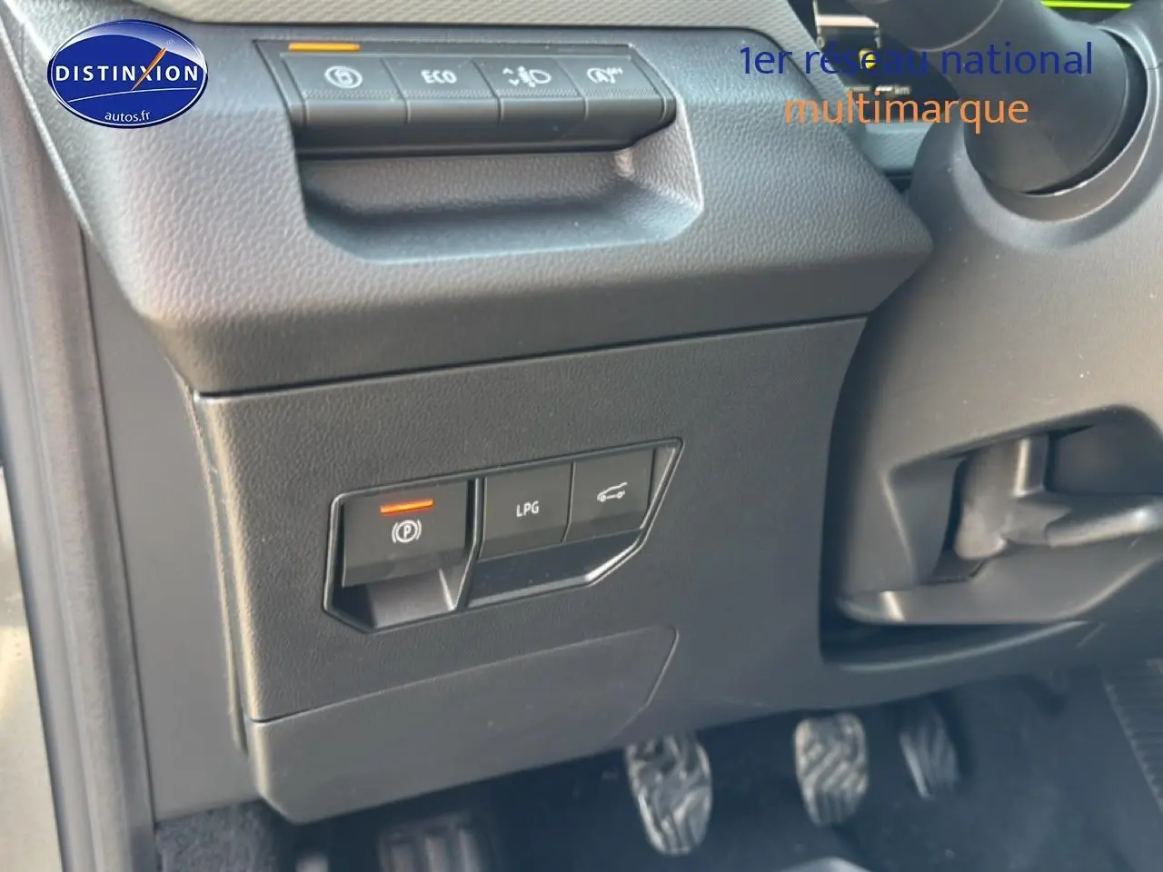 Détail intérieur côté gauche du tableau de bord du Dacia Bigster gris schiste, avec commandes LPG et frein à main électrique.