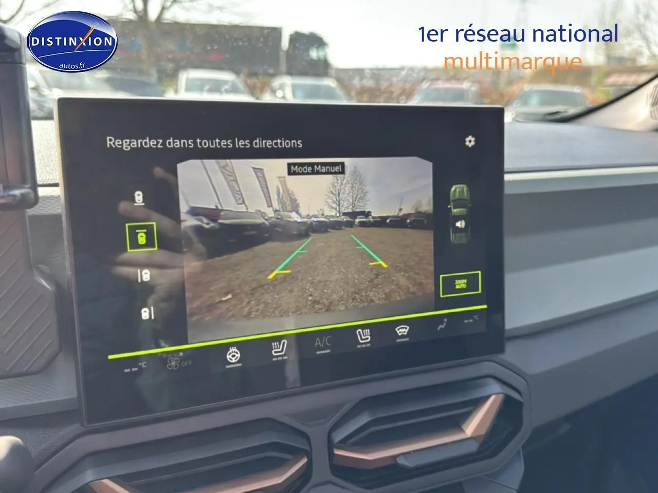 Écran tactile intérieur du Dacia Bigster 2026 montrant la caméra de recul avec vue arrière sur un parking.