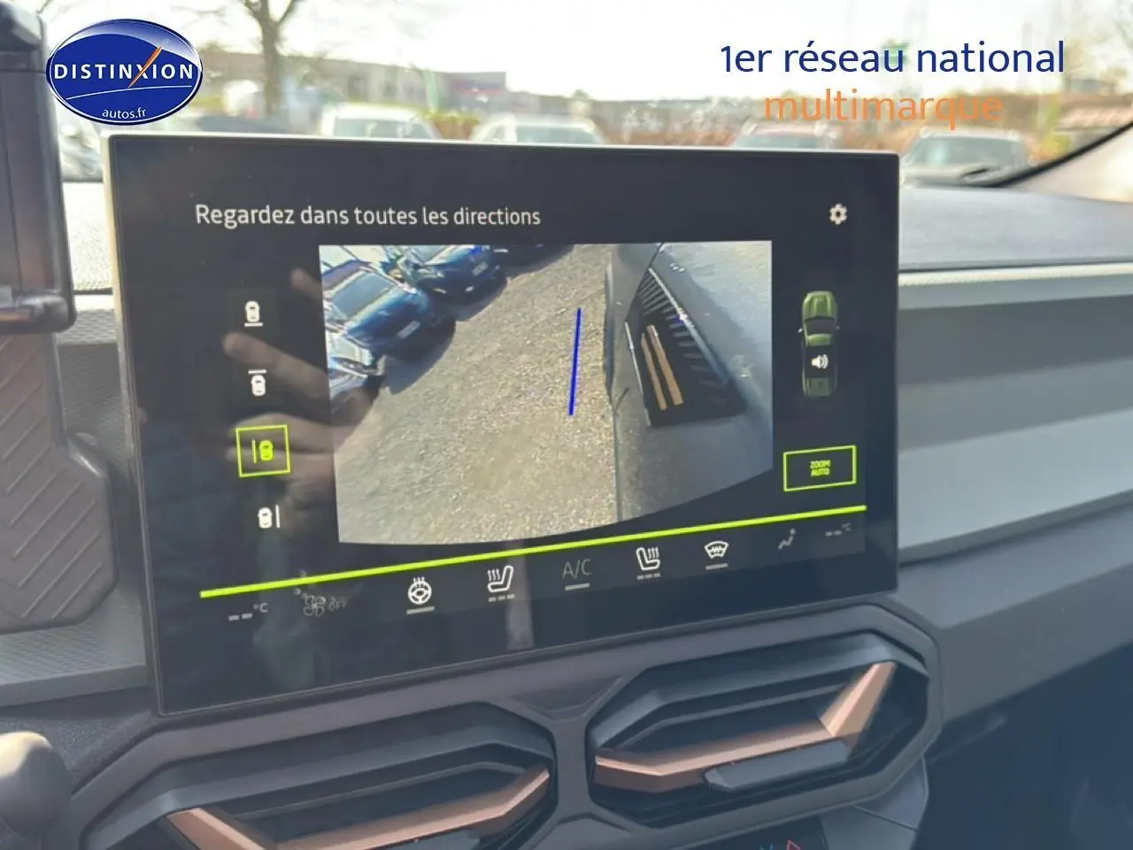 Vue rapprochée de l'écran tactile intérieur affichant la caméra de recul d'un Dacia Bigster gris schiste.