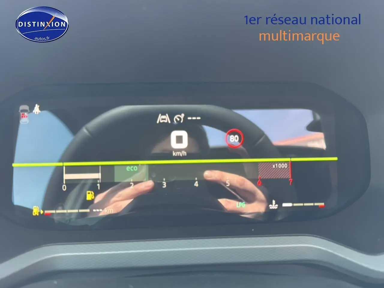 Tableau de bord numérique du Dacia Bigster gris schiste, affichage vitesse et indicateurs, vue frontale rapprochée.