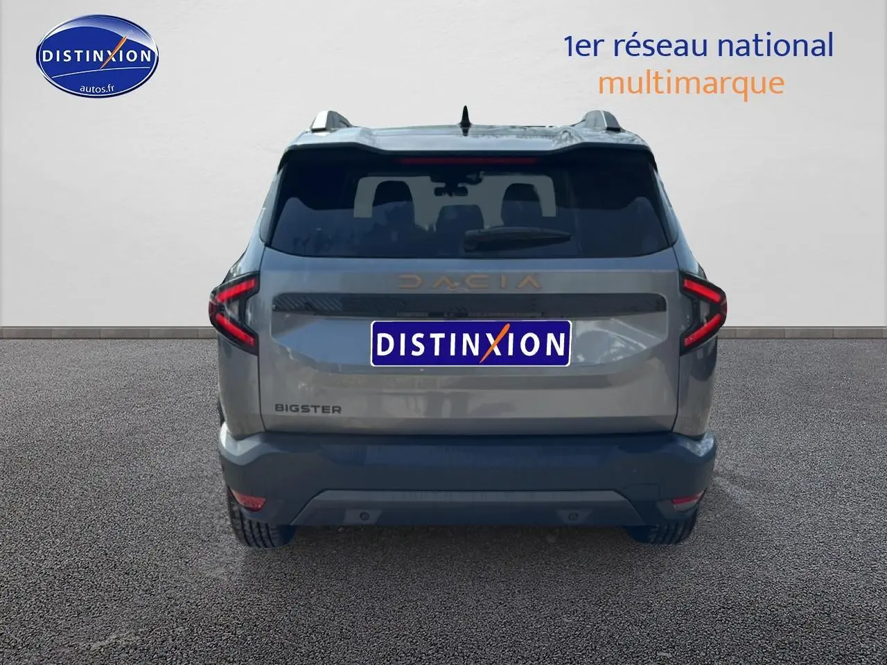 Vue arrière du Dacia Bigster gris schiste avec feux LED en forme de C et hayon électrique visible.