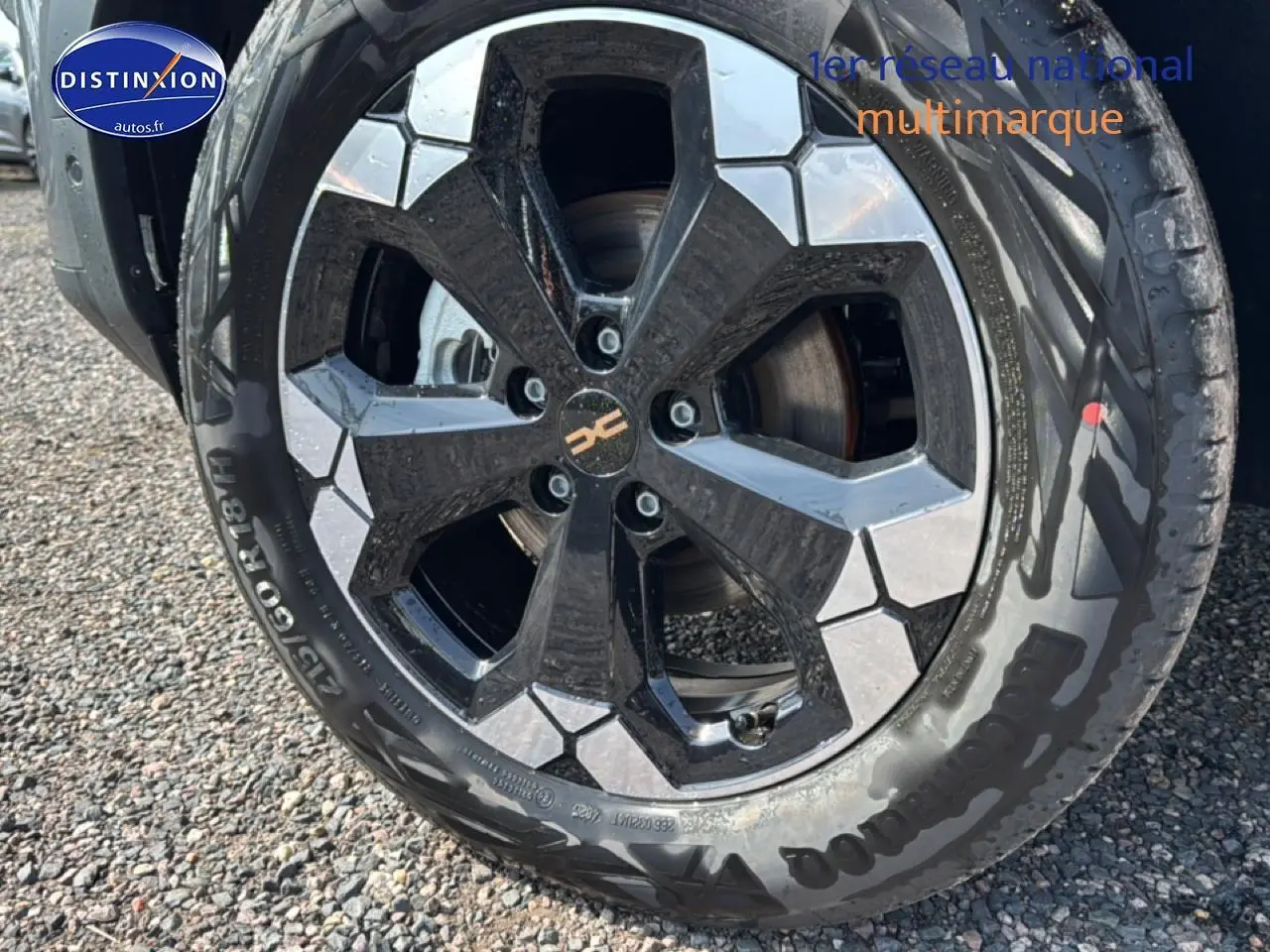 Gros plan sur la jante alu noire et argentée du côté avant droit du Dacia Bigster gris schiste 2026.