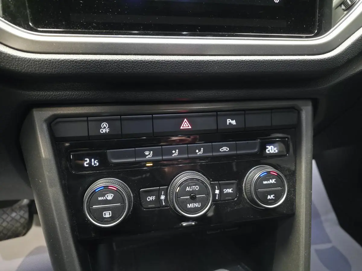Tableau de bord de Volkswagen T-Roc 1.5 TSI 2020 montrant la console centrale de climatisation automatique bi-zone.