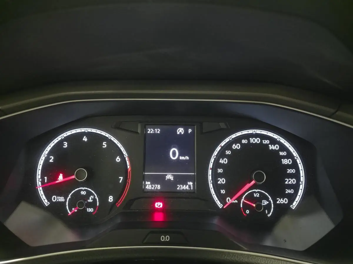 Tableau de bord du Volkswagen T-Roc 1.5 TSI 2020, affichage digital au centre et compteurs analogiques noirs.