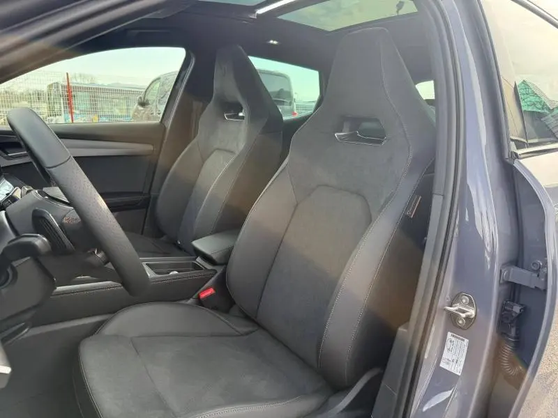 Vue intérieure côté conducteur du CUPRA Formentor 2.0 TDI 150ch 2026 en Gris Graphène, avec sièges sport en alcantara.