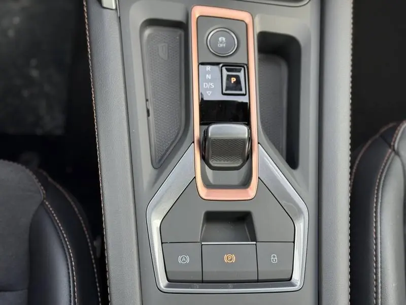 Vue rapprochée de la console centrale du CUPRA Formentor 2026 avec levier de vitesses automatique et cadre cuivré.