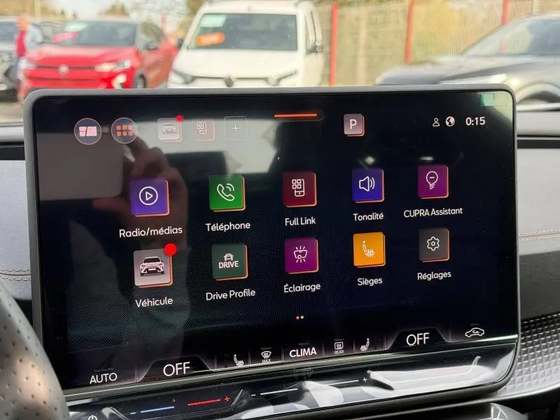 Écran tactile central du tableau de bord du CUPRA Formentor 2.0 TDI 150ch, affichant les options multimédia et réglages.