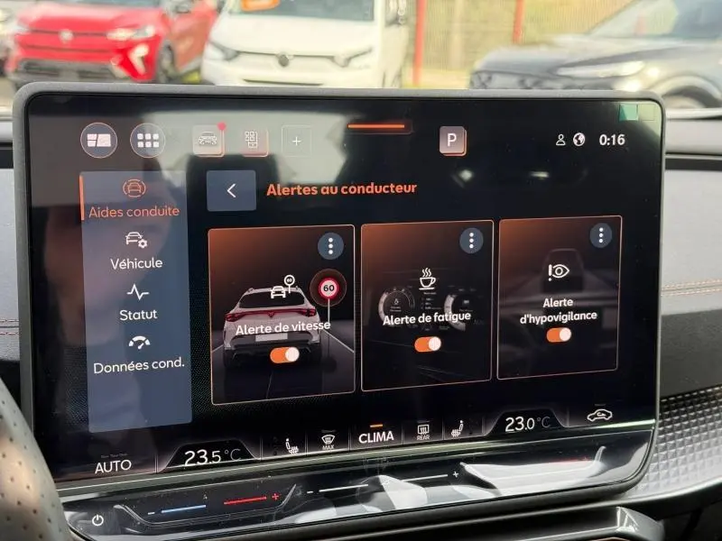 Écran tactile du tableau de bord du CUPRA Formentor 2026 affichant les alertes au conducteur en mode nuit.