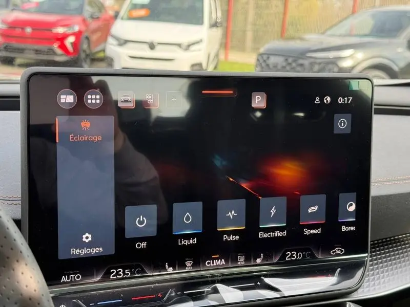 Vue intérieure centrée sur l'écran tactile du tableau de bord du CUPRA Formentor 2026, affichant les réglages d'éclairage.