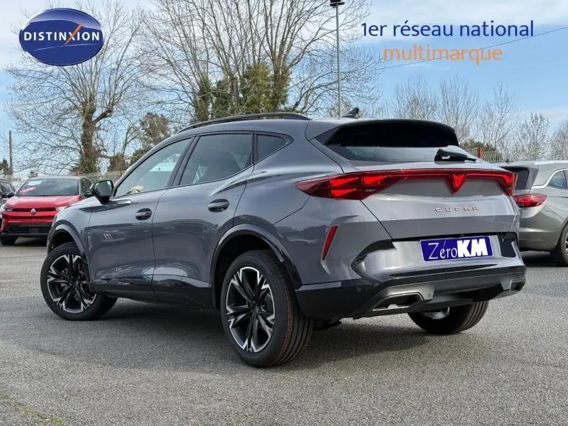 Vue 3/4 arrière droite d'un CUPRA Formentor 2.0 TDI gris Graphène personnalisé avec feux arrière distinctifs en forme de flèche.