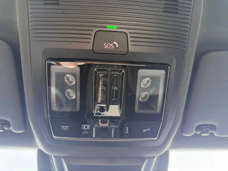 Vue en gros plan du panneau de commande intérieur du toit du CUPRA Formentor 2.0 TDI gris Graphène avec bouton SOS et éclairage.