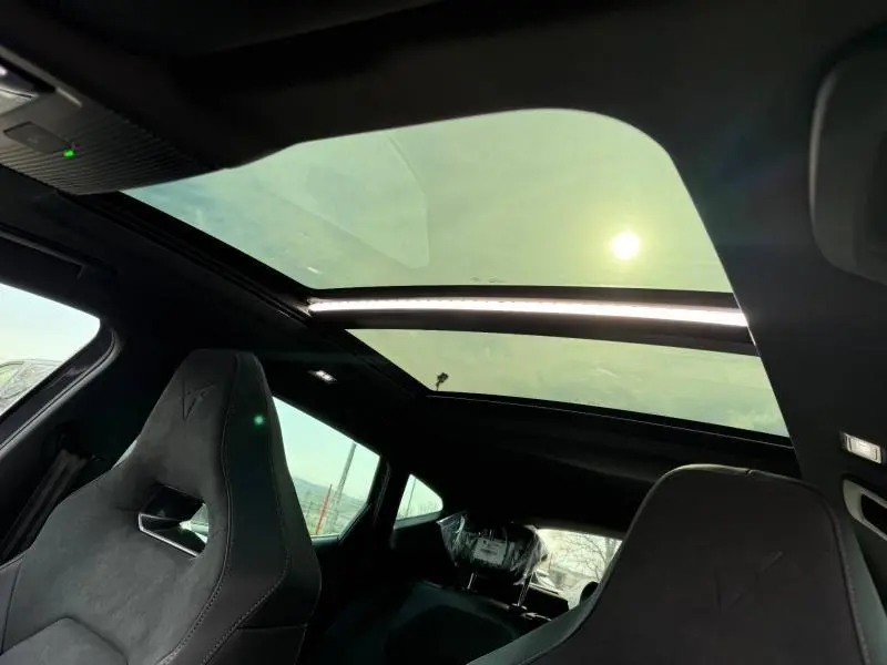 Intérieur du CUPRA Formentor 2.0 TDI 2026 vu côté gauche, avec toit panoramique et sièges sport en alcantara noir.