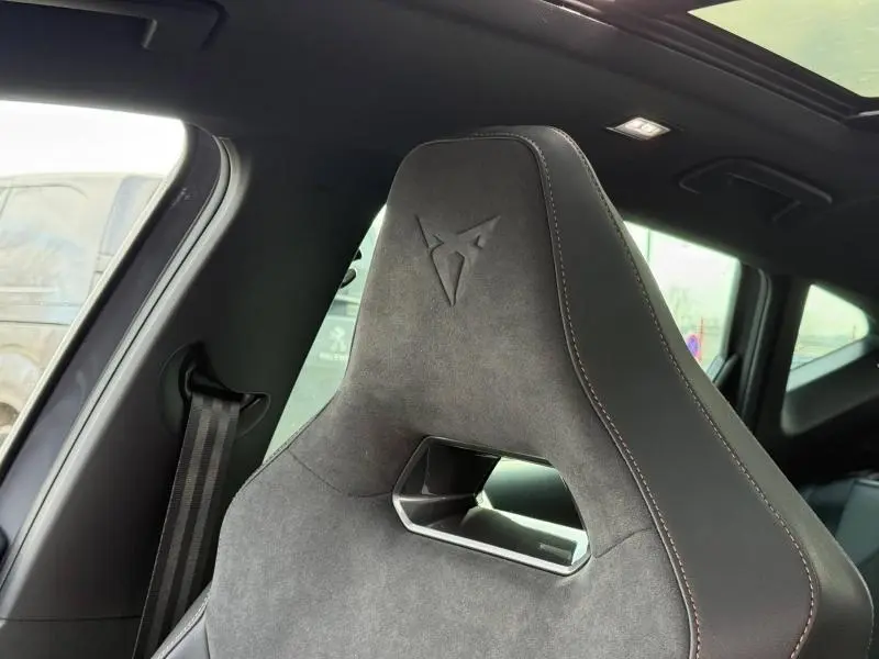 Gros plan sur le siège avant en Alcantara gris avec logo Cupra embossé, intérieur du Cupra Formentor 2026.