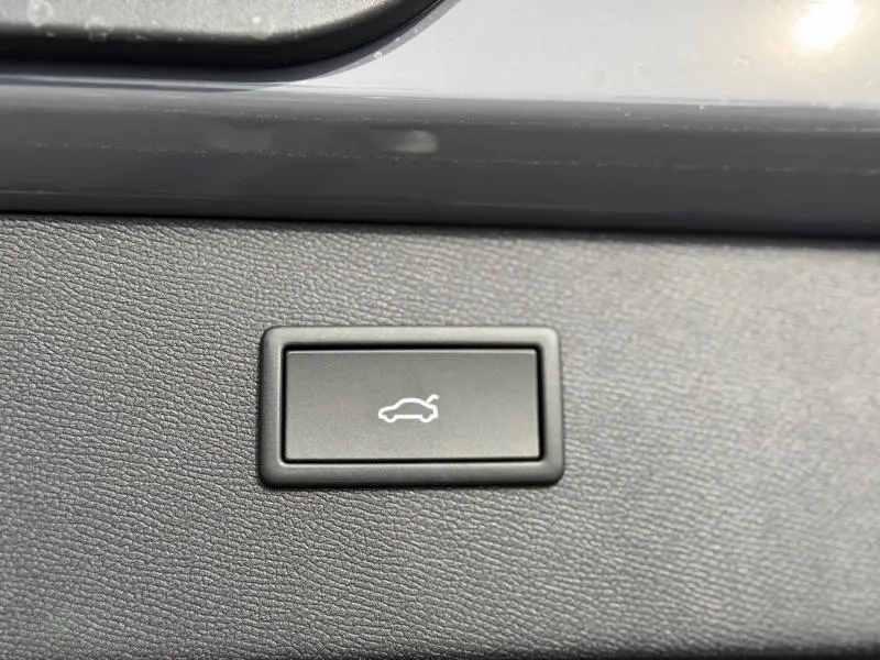 Bouton intérieur de déverrouillage du coffre sur panneau noir texturé d'un CUPRA Formentor Gris Graphène 2026.