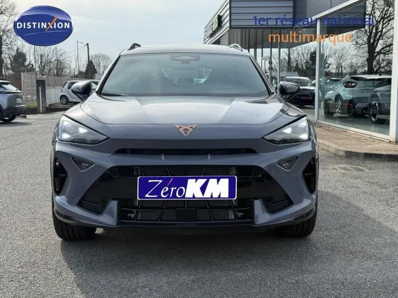 Vue avant d'un CUPRA Formentor 2.0 TDI 150ch gris Graphène personnalisé avec logo cuivré et calandre noire.