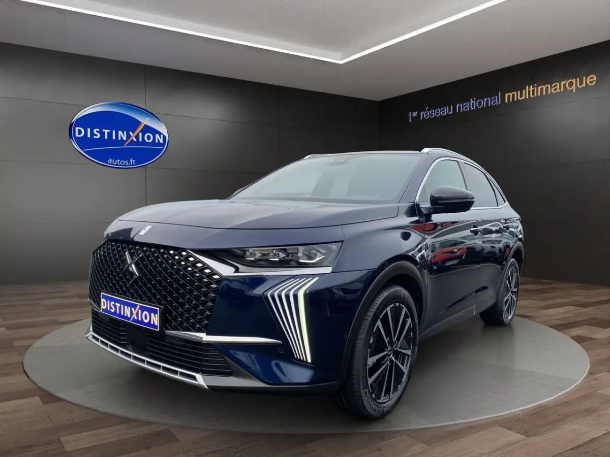 Vue 3/4 avant droite d’un DS7 Crossback bleu avec calandre distinctive et feux LED en forme de griffes.