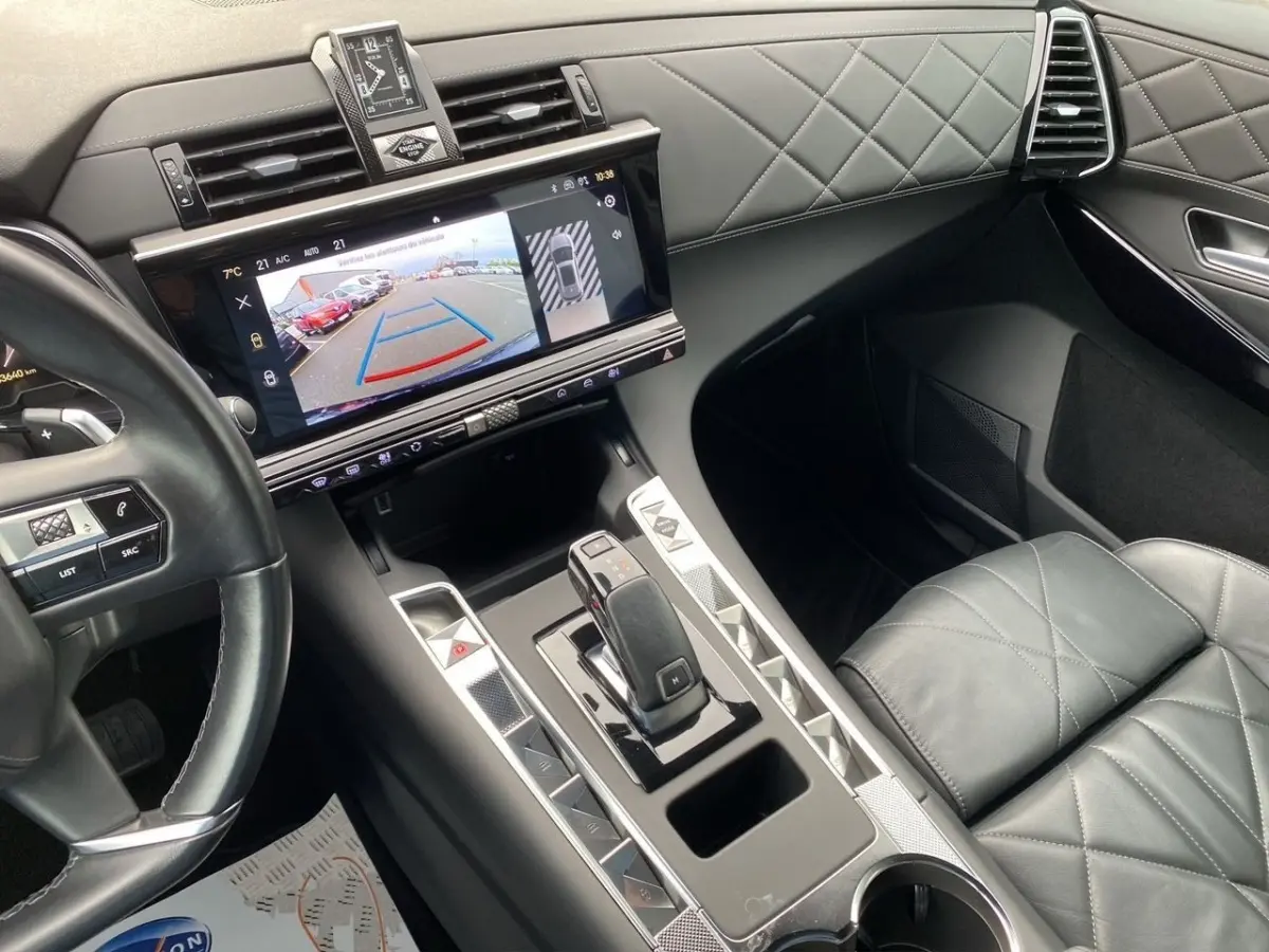 Vue intérieure côté passager du DS7 Crossback bleu 2024, mettant en valeur la console centrale et l'écran tactile de recul.