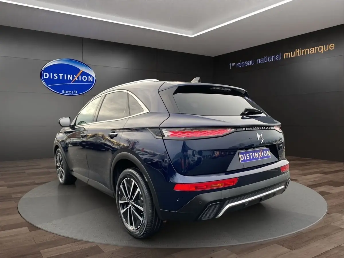 Vue 3/4 arrière droite du DS7 Crossback bleu 2024 avec feux arrière LED et jantes alliage distinctives.