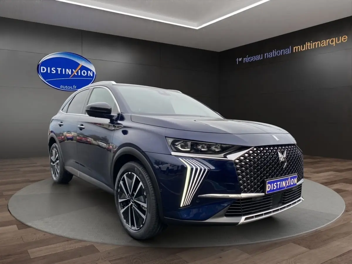 DS7 Crossback bleu en 3/4 avant droit, avec calandre distinctive et feux LED en forme de V lumineux.