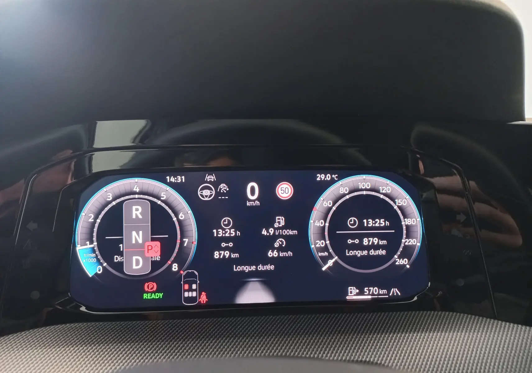 Affichage numérique du tableau de bord de la Volkswagen Golf 1.5 eTSI R-Line, montrant vitesse, régime et informations de conduite.