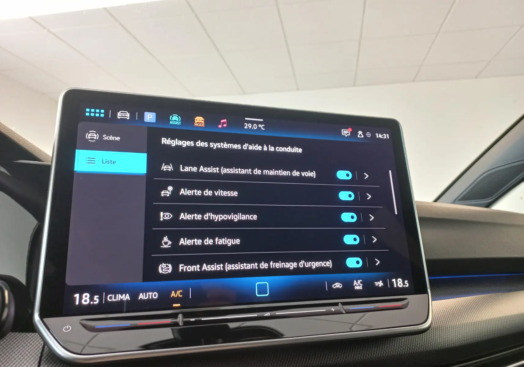 Écran tactile du système d'infodivertissement de la Volkswagen Golf 2025 affichant les aides à la conduite.