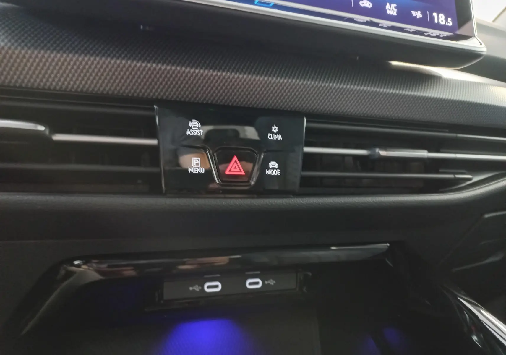 Détail du tableau de bord de la Volkswagen Golf 1.5 eTSI 150 DSG7 R-Line Edition avec commandes d'assistance et climatisation.