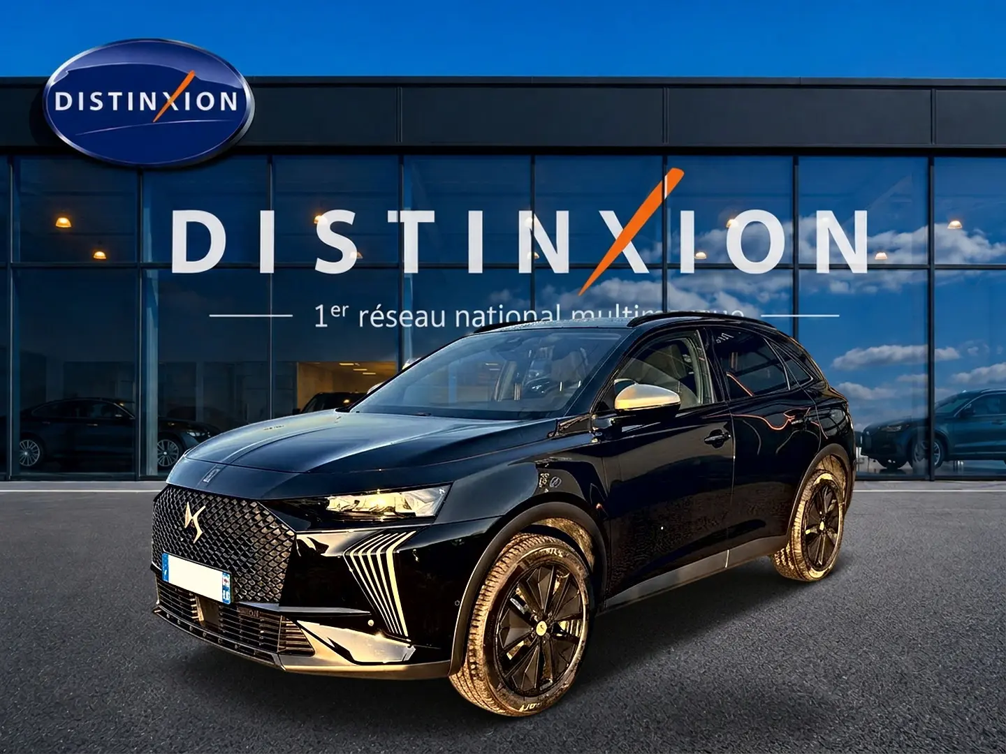 DS7 1.5 BlueHDi 130 noir en 3/4 avant droit, avec calandre distinctive et jantes noires brillantes.