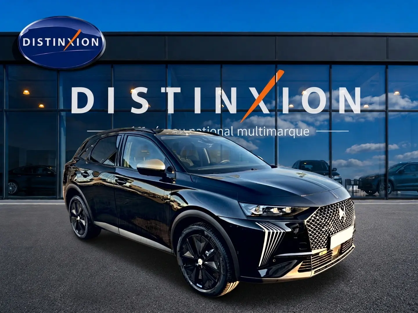 DS7 1.5 BlueHDi 130 noir vue 3/4 avant droit, avec calandre distinctive et jantes noires brillantes.
