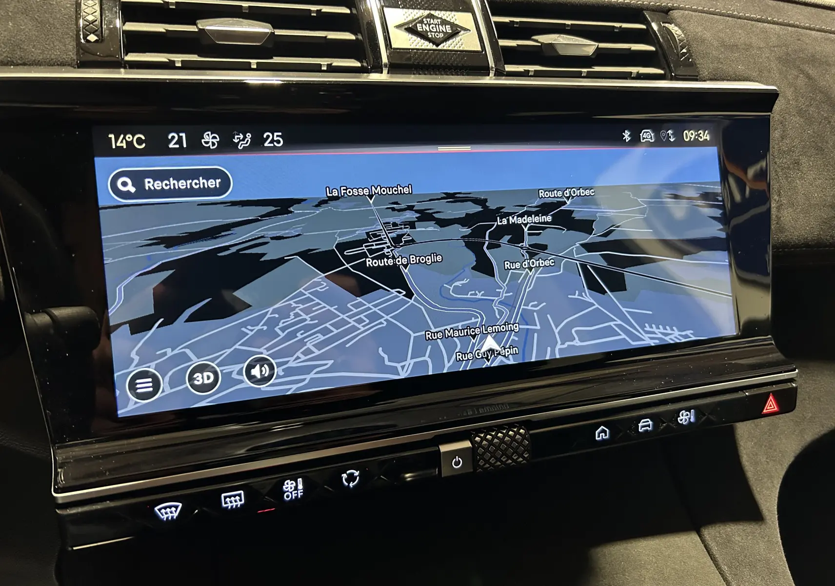 Vue rapprochée de l’écran tactile GPS du tableau de bord du DS7 2024, finition noire élégante.