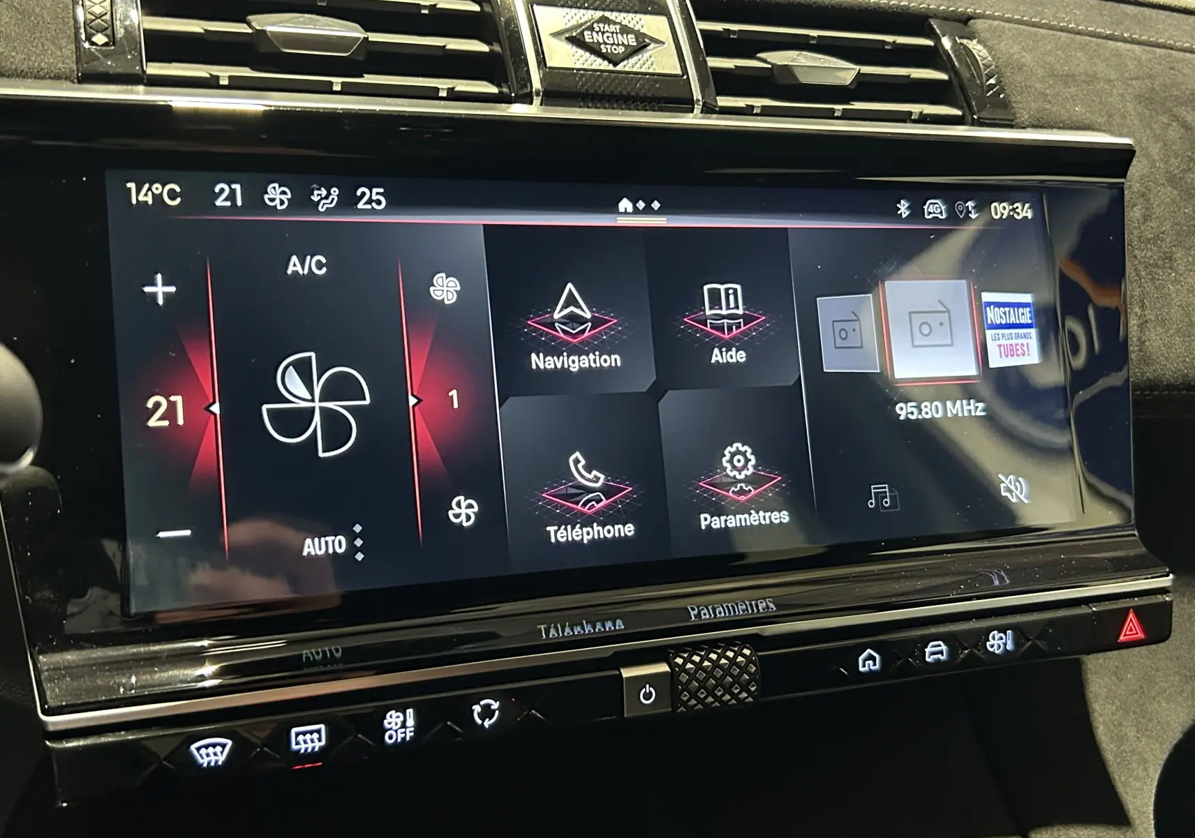 Vue rapprochée de l’écran tactile central du DS7 2024, affichant la climatisation et le menu multimédia.