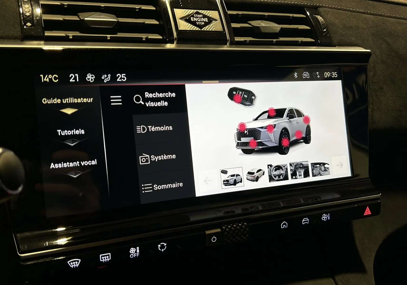 Écran tactile intérieur montrant l'interface du DS7 2024 en couleur Cristal Pearl avec options et guide utilisateur.