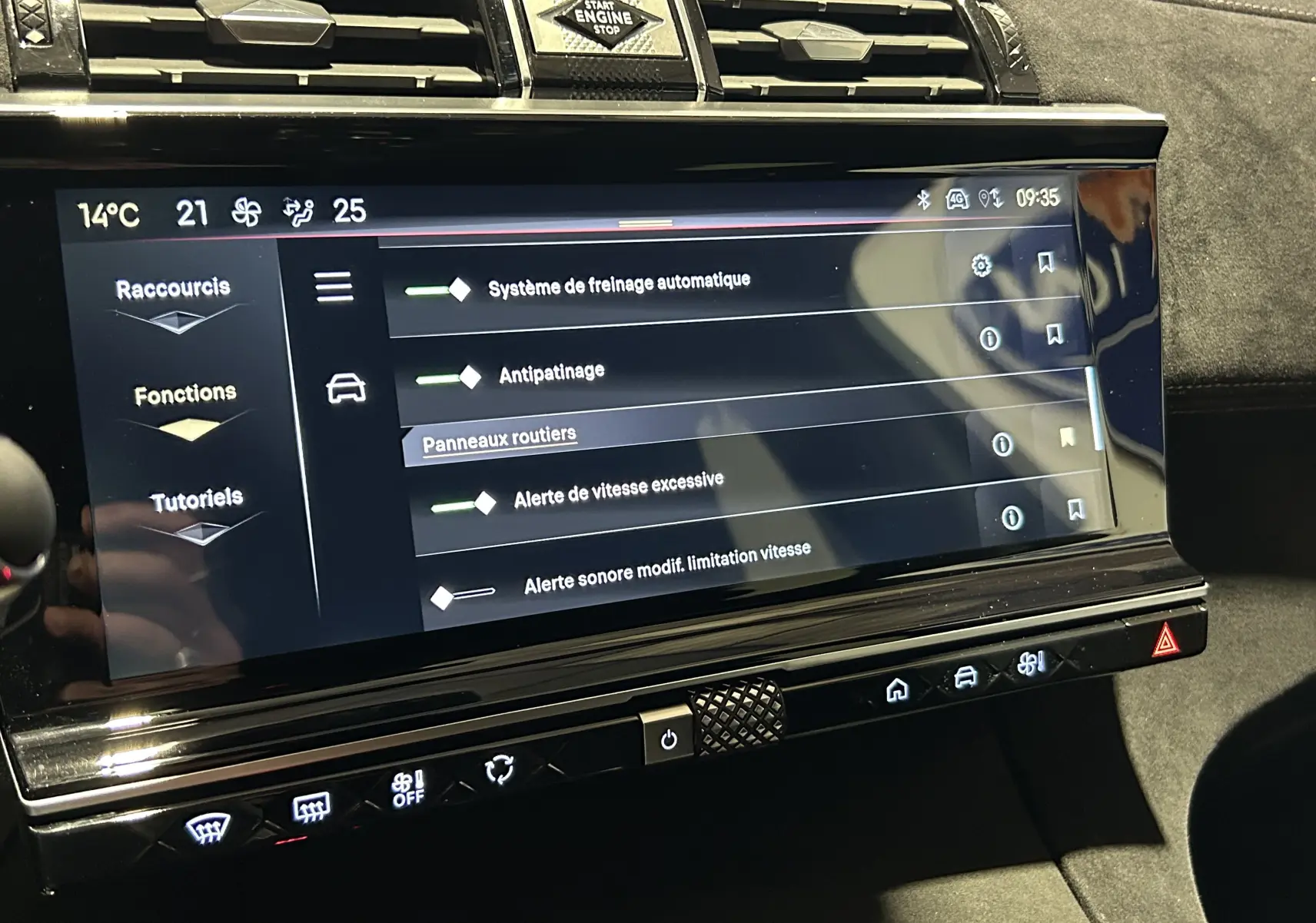 Écran tactile central du DS7 BlueHDi 130 en gros plan, affichant les options d'assistance à la conduite.