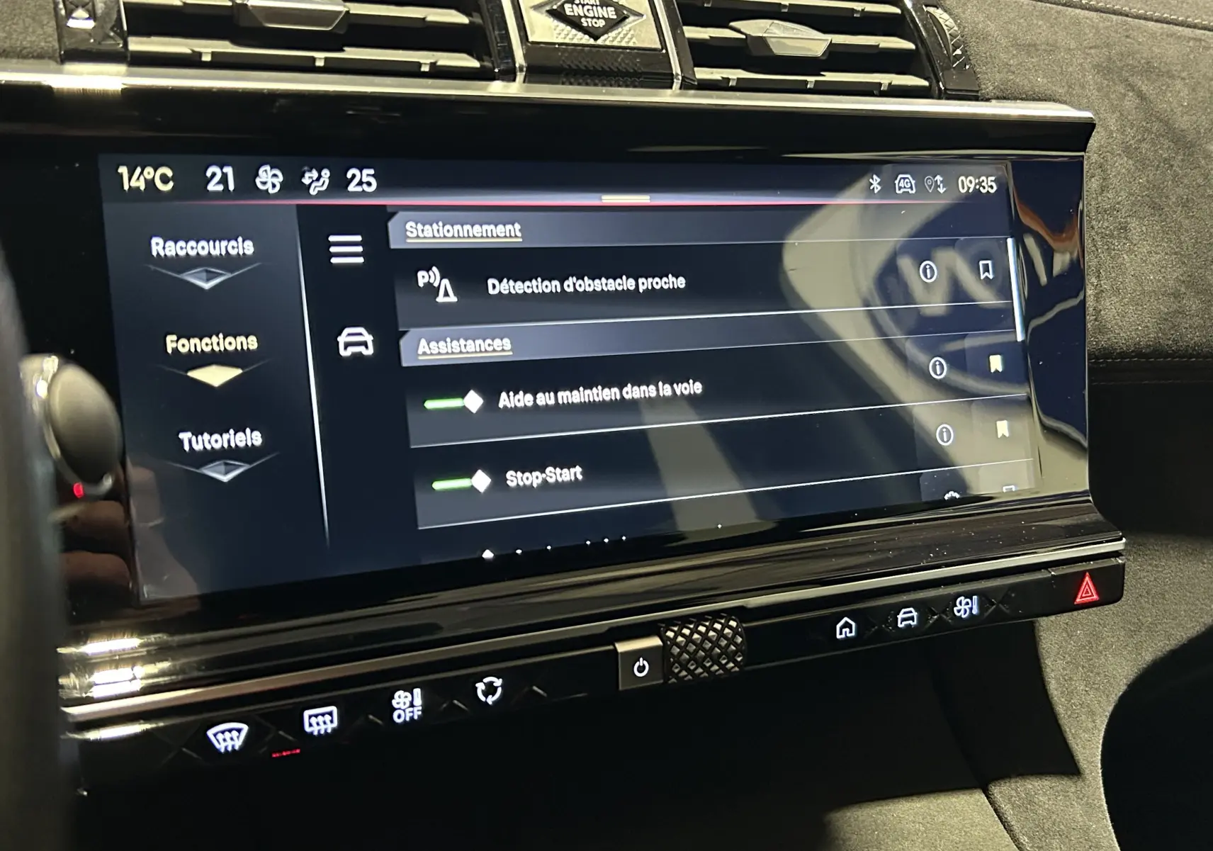 Écran tactile central du DS7 2024 en gros plan, affichant les options d'assistance et de stationnement.