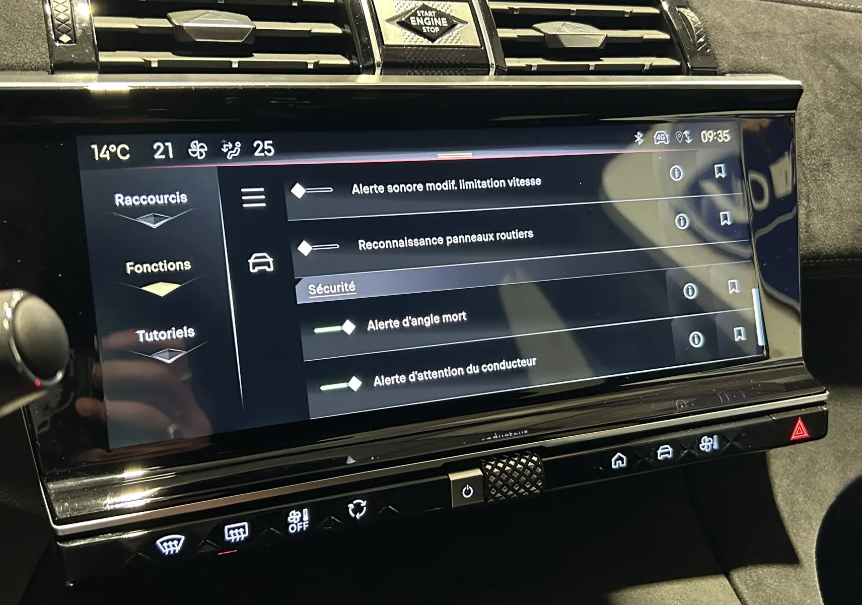Écran tactile central du DS7 BlueHDi 130 en gros plan, affichant les options de sécurité et climatisation.