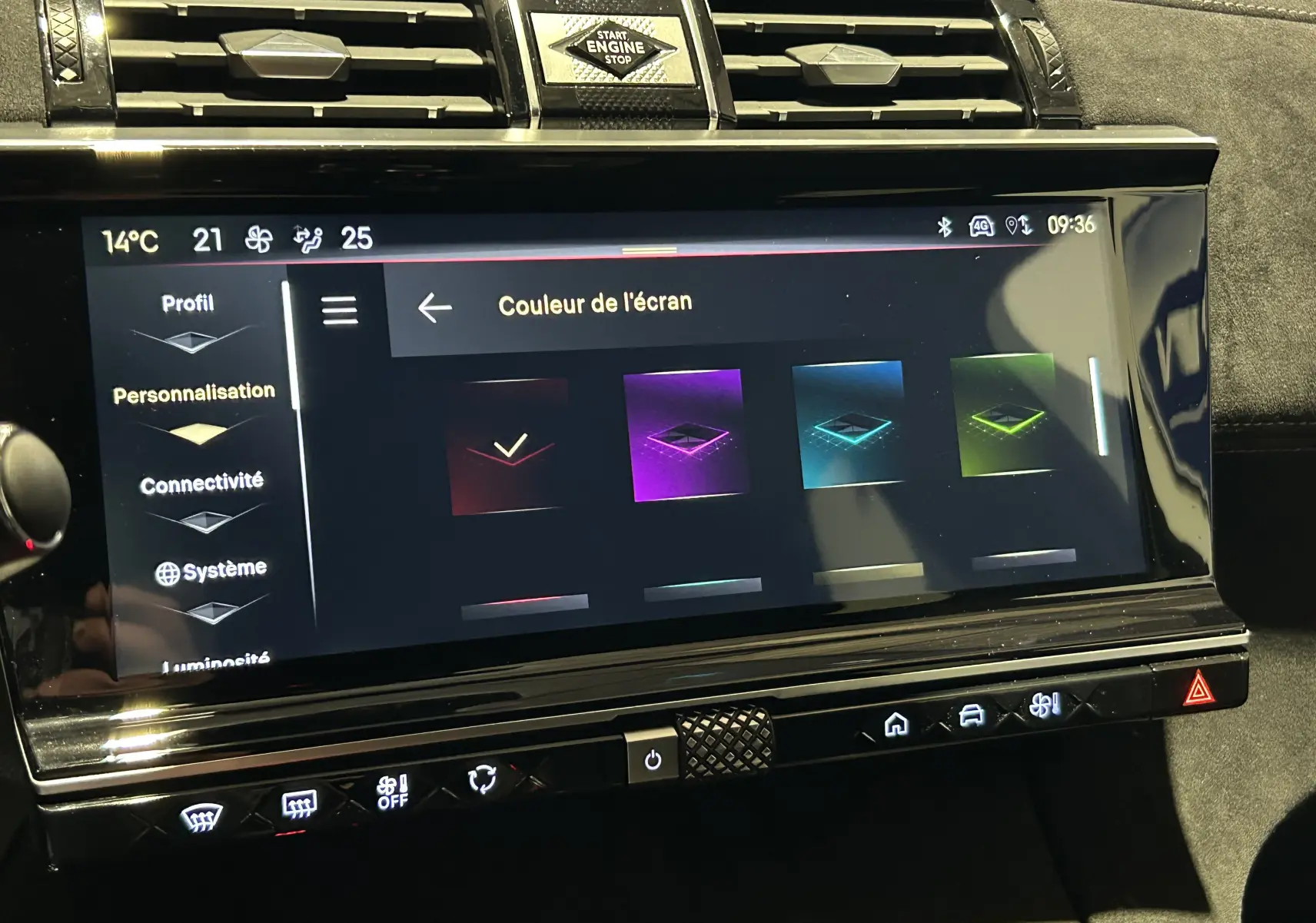 Écran tactile central du DS7 2024 en vue rapprochée, affichant les options de couleur d'écran avec interface noire brillante.