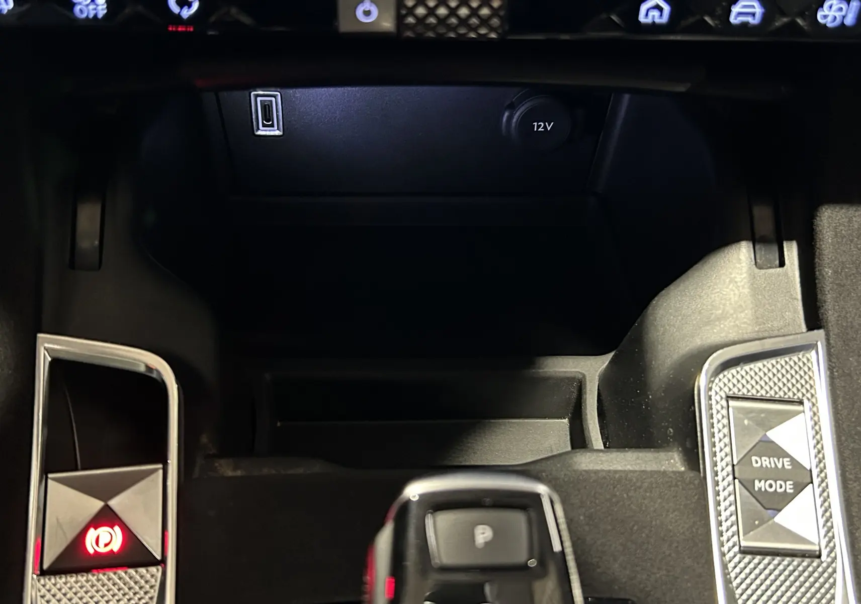 Gros plan sur la console centrale du DS7 2024, montrant le levier de vitesse, bouton frein à main électronique et commande Drive Mode.