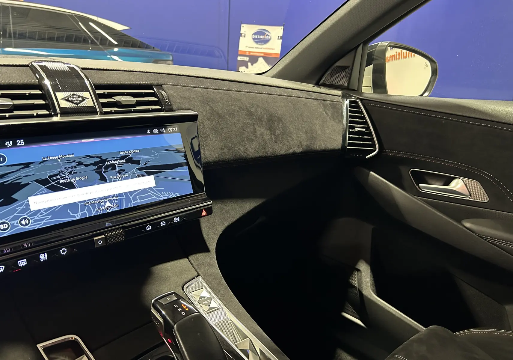 Vue intérieure côté passager du DS7 2024 avec tableau de bord noir, écran GPS tactile et garnitures en alcantara.