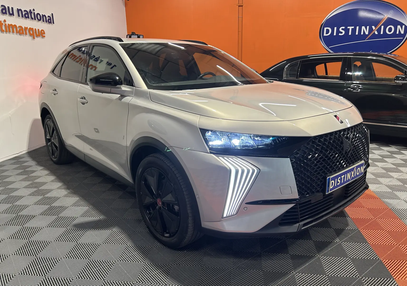 DS7 BlueHDi 130 2024 en Cristal Pearl, vue 3/4 avant gauche avec phares LED et jantes noires distinctives.