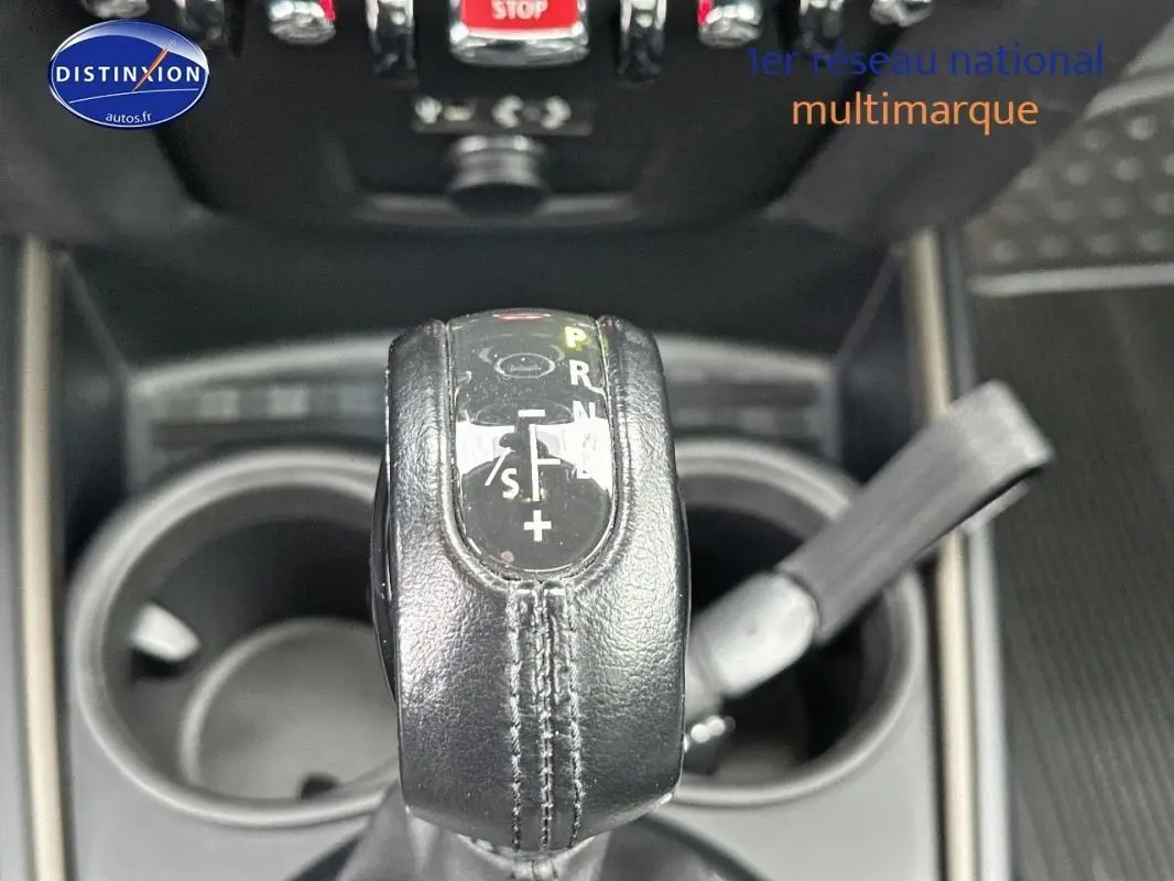 Le levier de vitesses en cuir noir de la MINI Countryman F60, vue rapprochée centrée sur la console.