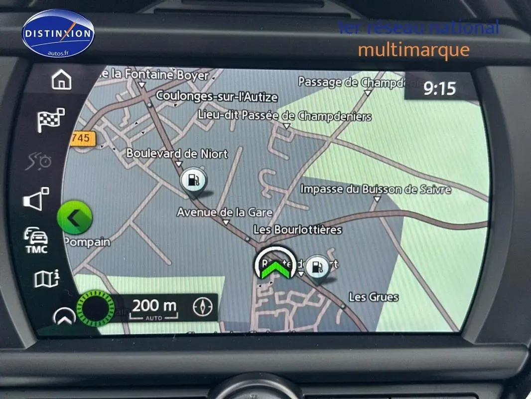 Écran de navigation GPS du MINI Countryman noir, affichant une carte routière en intérieur véhicule.